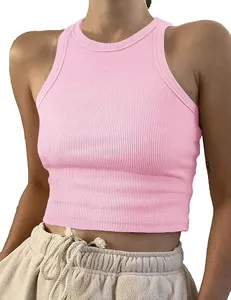 Top crop a costine rosa, canotta aderente smanicata maglia estiva basic dettaglio.