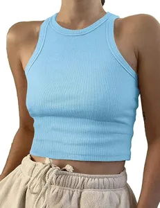 Canotta crop slim a costine tinta unita senza maniche, dettaglio stile moda estiva.