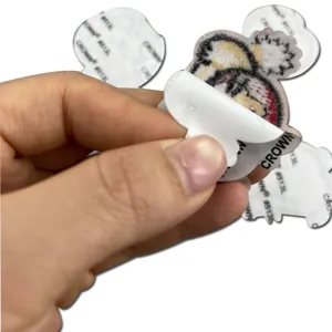 Gros plan détail du patch de broderie chat mignon avec papier support autocollant et texte.