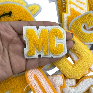 Parche bordado de letra MC de chenilla amarilla para ropa abrigo de invierno chaqueta decoración.