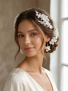 Primo piano dettagliato di accessorio per capelli da sposa in argilla floreale.