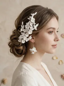 Set di accessori per capelli da sposa in argilla fatti a mano con eleganti orecchini.