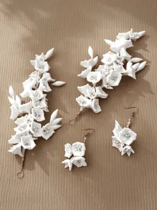 Elegante cerchietto per capelli da sposa in fiori di argilla bianca e orecchini set.