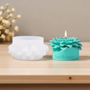 Primer plano del molde de silicona de girasol y vela perfumada en mesa de madera.