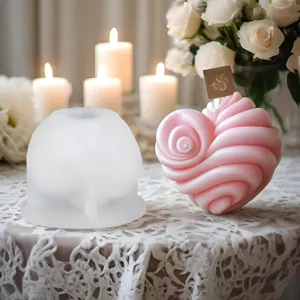 Vista detallada del molde de silicona con diseño de corazón y vela perfumada, decorativo.