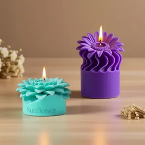 Detalle de vela perfumada de girasol con forma floral y llama calida sobre mesa de madera.
