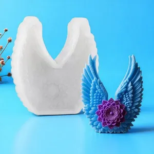Siliconen mal en blauwe engelen vleugels kaars met paarse bloem, ideaal voor doe-het-zelf decoratie.