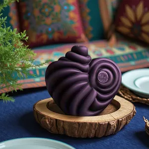 Vista detallada de la escultura en espiral de corazón morado, decoración elegante.