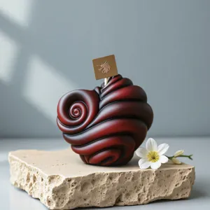 Vista detallada de la vela de corazón en espiral 3D roja en un bloque de piedra texturizado con flor.