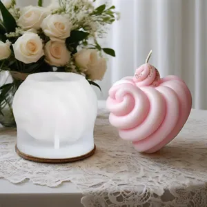 Molde de silicona y vela perfumada rosa con espiral de corazon detalle, decoracion DIY.