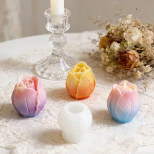 Gedetailleerd overzicht van tulp kaars siliconen mal met kleurrijke geurkaarsen erbij.