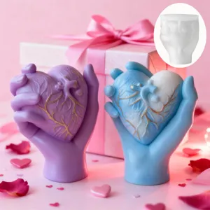 Gedetailleerd overzicht hartvormige siliconen mal met creatief anatomisch ontwerp en gouden details.