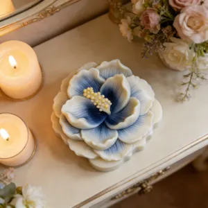 Detailansicht der exquisiten 3D blühenden Blume dekorative Kerze, elegantes Heimdekor-Accessoire.