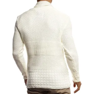 Vue arrière détaillée d'un cardigan en maille pour homme, beau tissu écru texturé.