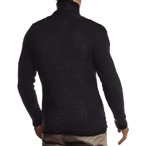 Détail de vue arrière du cardigan pull en tricot noir pour homme à col haut et manches longues.