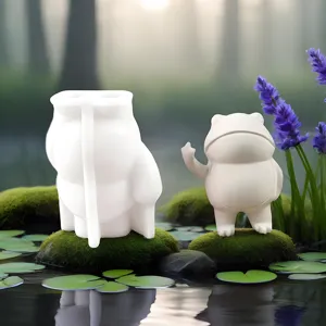 Vista dettagliata dello stampo in silicone per rane e della statuetta sulle rocce.
