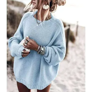 Vue detaillee d'un pull en tricot bleu clair pour femme avec une coupe oversize decontractee.