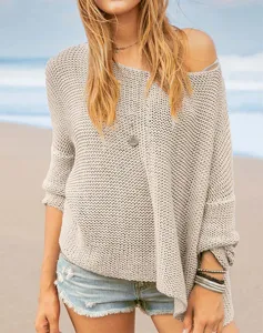 Nahaufnahme des lässigen Strickpullovers mit Textur, weicher Stoff und bequemer Sitz am Strand.