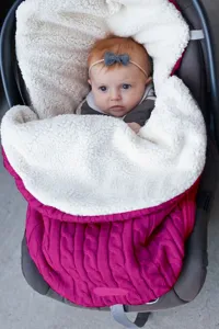 Gemütlicher Babystrickschlafsack für Kinderwagen, warmes Fleece-Innenfutter Detail.