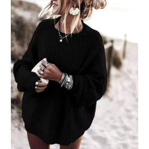 Vue détaillée du pull en tricot noir oversized pour femmes, pull ample manches longues.