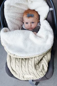 Gemütlicher Babystrick-Schlafsack Detail, weiches Teddyfutter für Kinderwagen und Reise