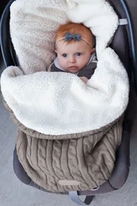 Gemütlicher Strick Babyschlafsack mit weichem Sherpafutter für Herbst und Winter im Kinderwagen.
