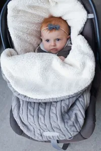 Detailaufnahme des kuscheligen grauen Strick-Babyschlafsacks mit weichem weißem Sherpa-Fleecefutter.