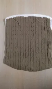 Baby Strickschlafsack Detail, kuscheliges Zopfmuster außen und weiches Fleecefutter für kalte Tage.