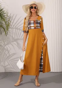 Klassische Karo-Patchwork-Details und seitlicher Knopfschlitz am Maxikleid im Detail.