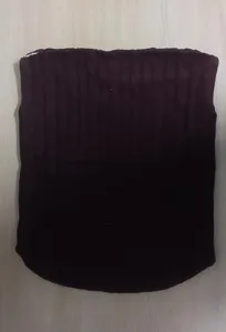 Detailansicht des gestrickten Babyschlafsacks in Dunkelbraun für gemütliche Wintertage.