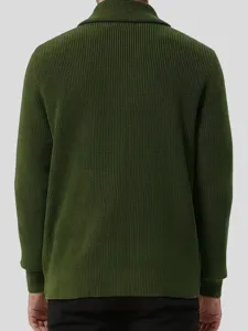 Cárdigan de punto verde oscuro para hombre, vista trasera con diseño acanalado clásico.
