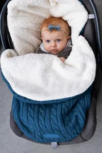 Sac de couchage tricoté pour bébé avec doublure polaire douce pour l'automne et l'hiver.