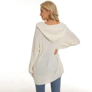 Suéter de punto blanco con capucha vista de detalle que muestra textura suave y diseño.