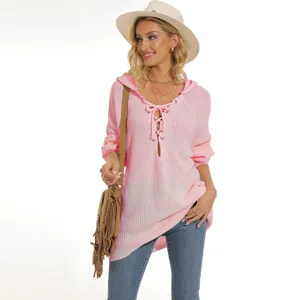 Suéter con capucha de punto rosa para mujer con diseño elegante de cordones para uso casual.