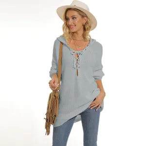 Vista detallada del suéter de punto gris para mujer con capucha y cordón elegante.