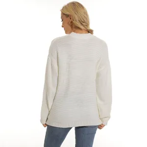 Dettaglio vista posteriore di un maglione in maglia bianco solido con vestibilità comoda.