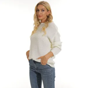Vista dettagliata del maglione in maglia tinta unita da donna con tessitura e vestibilità.