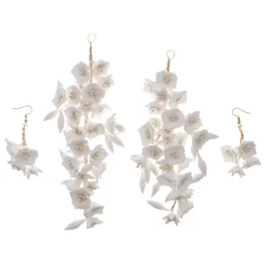 Elegante set di vite per capelli con fiori in argilla bianca da sposa e orecchini.