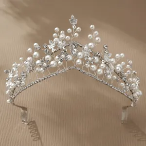 Detailansicht der exquisite französische Perlen Strass Braut Haarkamm Tiara Krone.