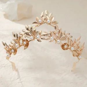 Detailaufnahme einer goldenen Brauttiara, die feine Metallblätter und elegante Perlen zeigt.