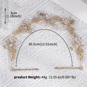 Bruid gouden strass haarreep detail, huwelijk bloemig haaraccessoire met kristallen blad ontwerp.