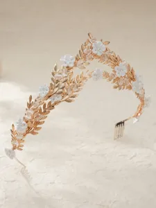 Edles goldenes Braut-Diadem im Detail mit weißen Blumen und glänzenden Kristallperlen.