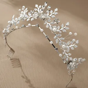 Silberne Braut Tiara Haarschmuck mit Perlen und Kristallblättern für Hochzeitsfrisuren.