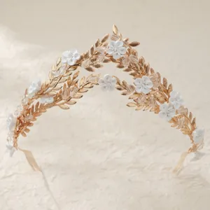 Tiare de mariée florale dorée peigne à cheveux, accessoire de mariage fleurs blanches.