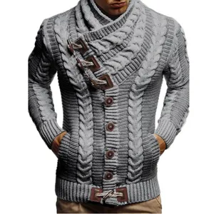 Cárdigan de punto grueso para hombre con cuello alto y detalles de botones.