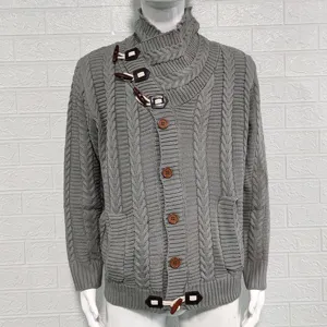 Detalle del elegante cárdigan gris para hombre con cuello alto y punto trenzado.
