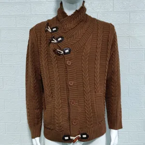 Vista detallada del cárdigan de punto marrón para hombre con cuello chal y botones.