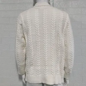 Cárdigan de punto blanco para hombre vista trasera que muestra los detalles de textura.