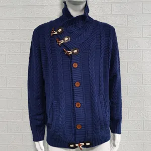 Cárdigan de punto azul oscuro para hombre con cuello alto, botones de asta y botones de madera.