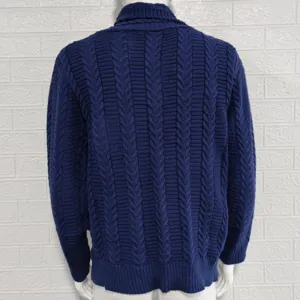 Vista trasera detallada de un elegante cárdigan de punto para hombre azul oscuro.